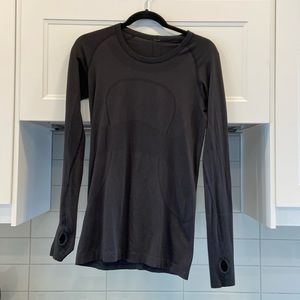 Lululemon long sleeve Swiftly crew. Black. Size 8